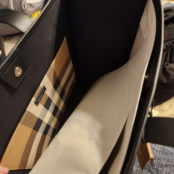 Classic Burberry Tote Bag in Beige and Black - Picture 8 of 9